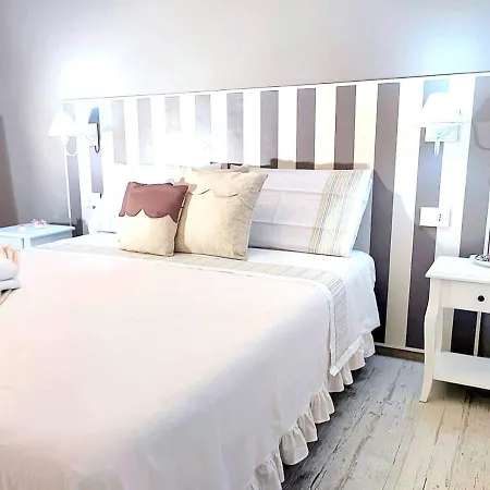 Pensión Golden House *