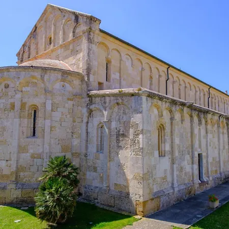 Golden House Pensión *