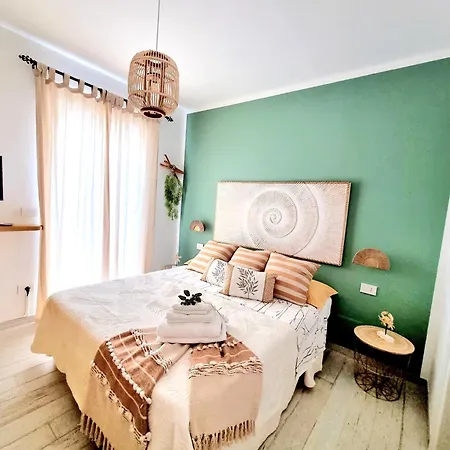 Golden House Guest house *