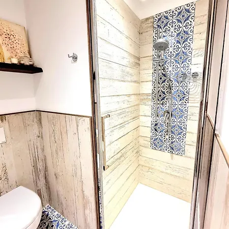 Pensión Golden House *